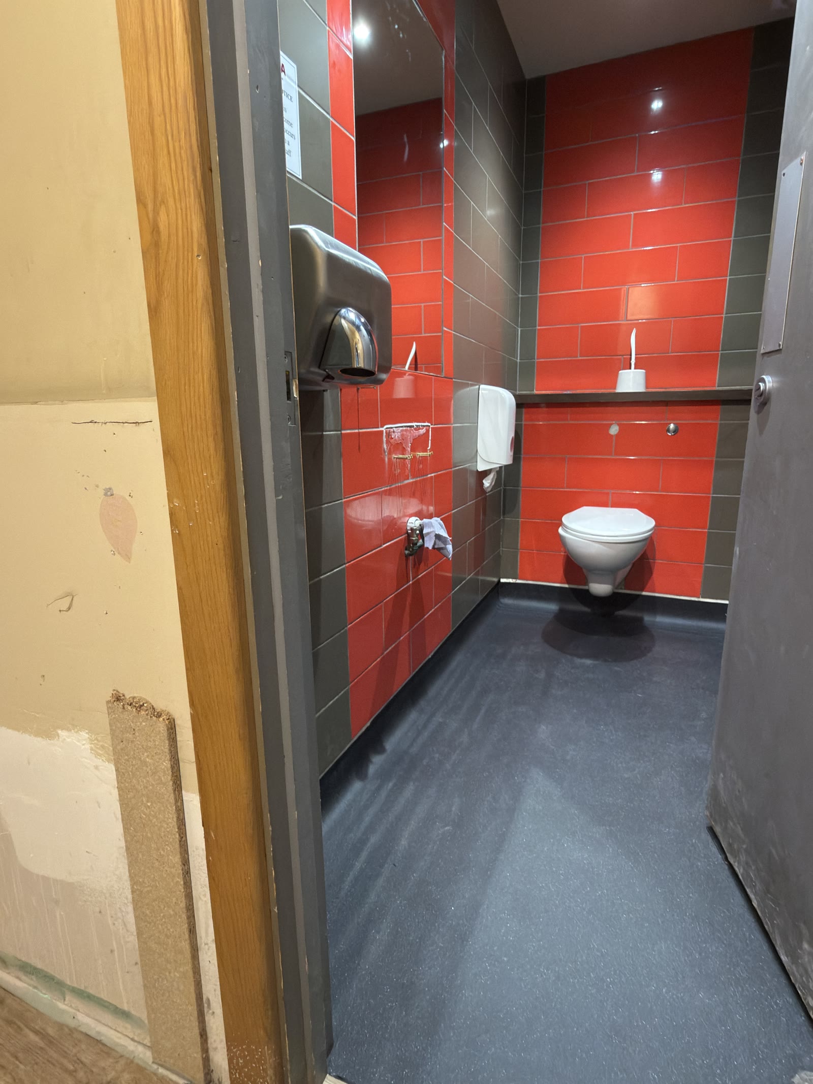 Completed seamless dark floor in a Costa Coffee washroom